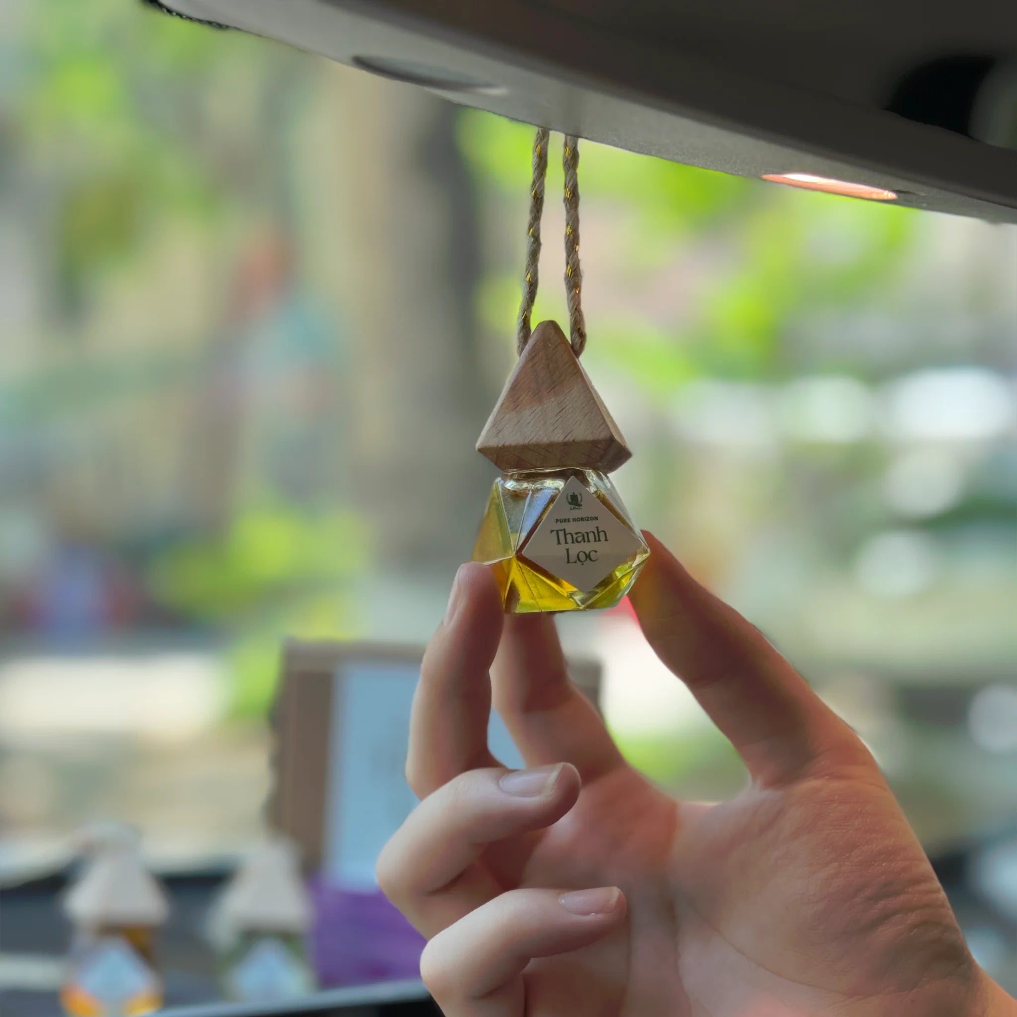 'Pure Horizon' essential oil car air freshener